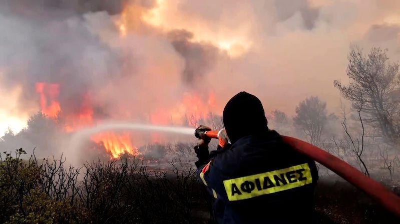 U Atén propukl velký požár, tisíce lidí jsou na útěku před plameny